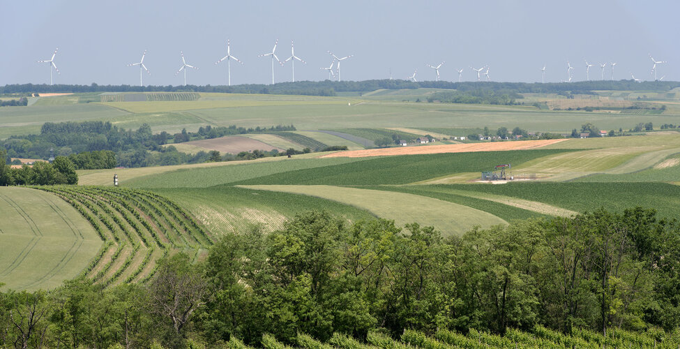 Landschaftsfoto der KLAR! Region mit Windrädern im Hintergrund
