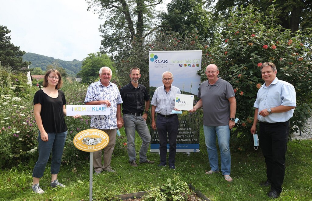 Der KLAR-Manager Rupert Wychera und seine Vertreterin Miriam Hülmbauer mit den Bürgermeistern der Region in einem Vorzeigegarten von Natur im Garten 