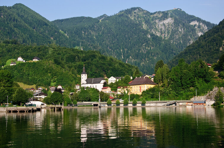 See mit Berge und einer Ortschaft