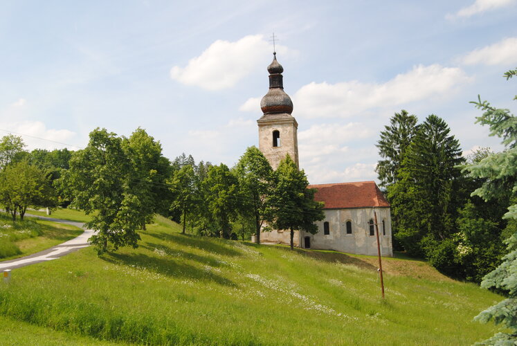alte Kirche auf einem Hügel in grüner Landschaft
