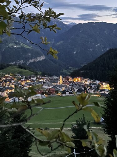 Blick auf Dorf Serfaus in der Dämmerung