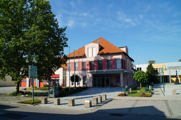 Gemeindeamt Riedlingsdorf mit Grünflächen davor.