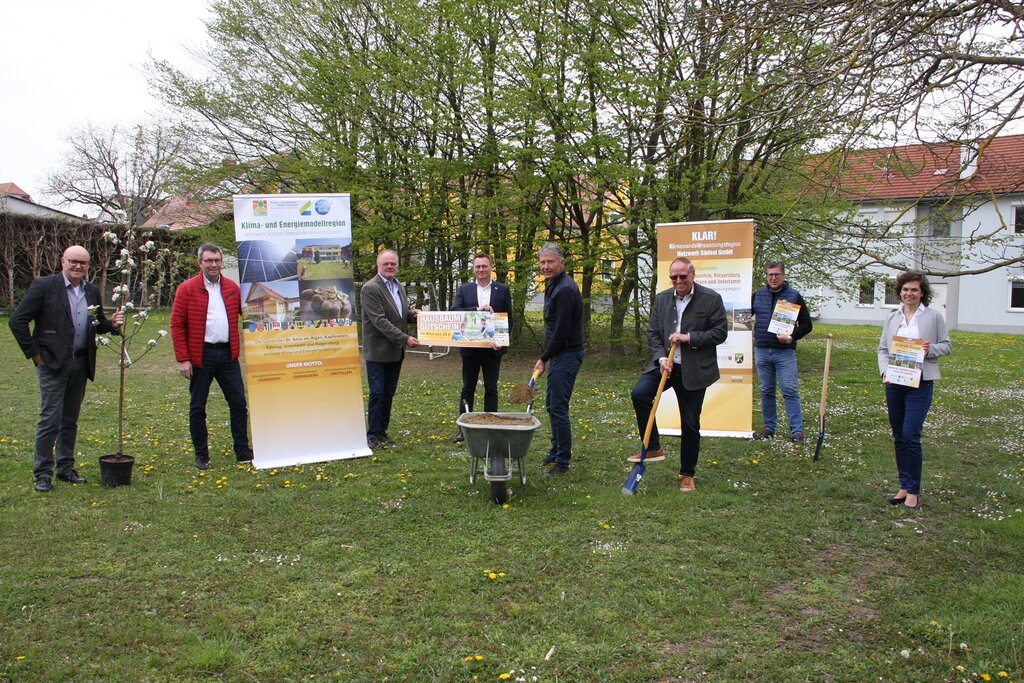 Pressefoto im Grünen von den Bürgermeistern der KLAR Netzwerk GmbH und Gemeindevertretern sowie der KLAR!-Managerin zum Thema Hausbaum pflanzen