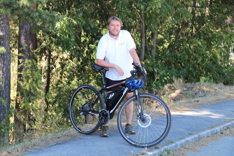 KLAR-Manager Rainer Leitner auf dem Fahrrad.