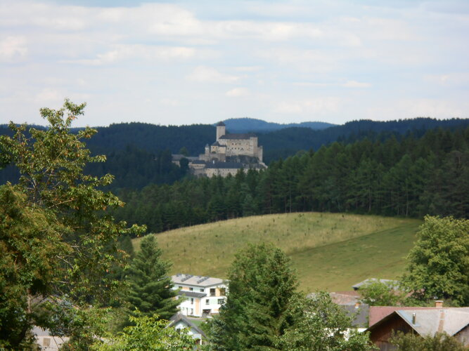 Landschaftsfoto mit Blick auf eine Burg