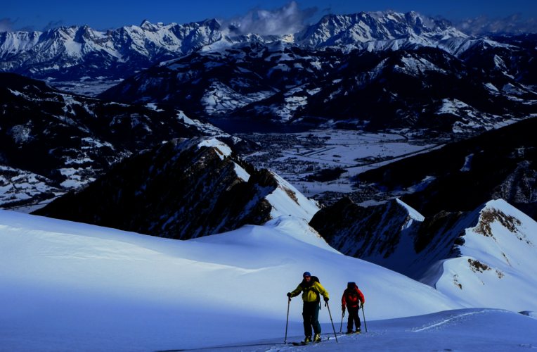 Skitourengeher und Bergpanorama im Winter