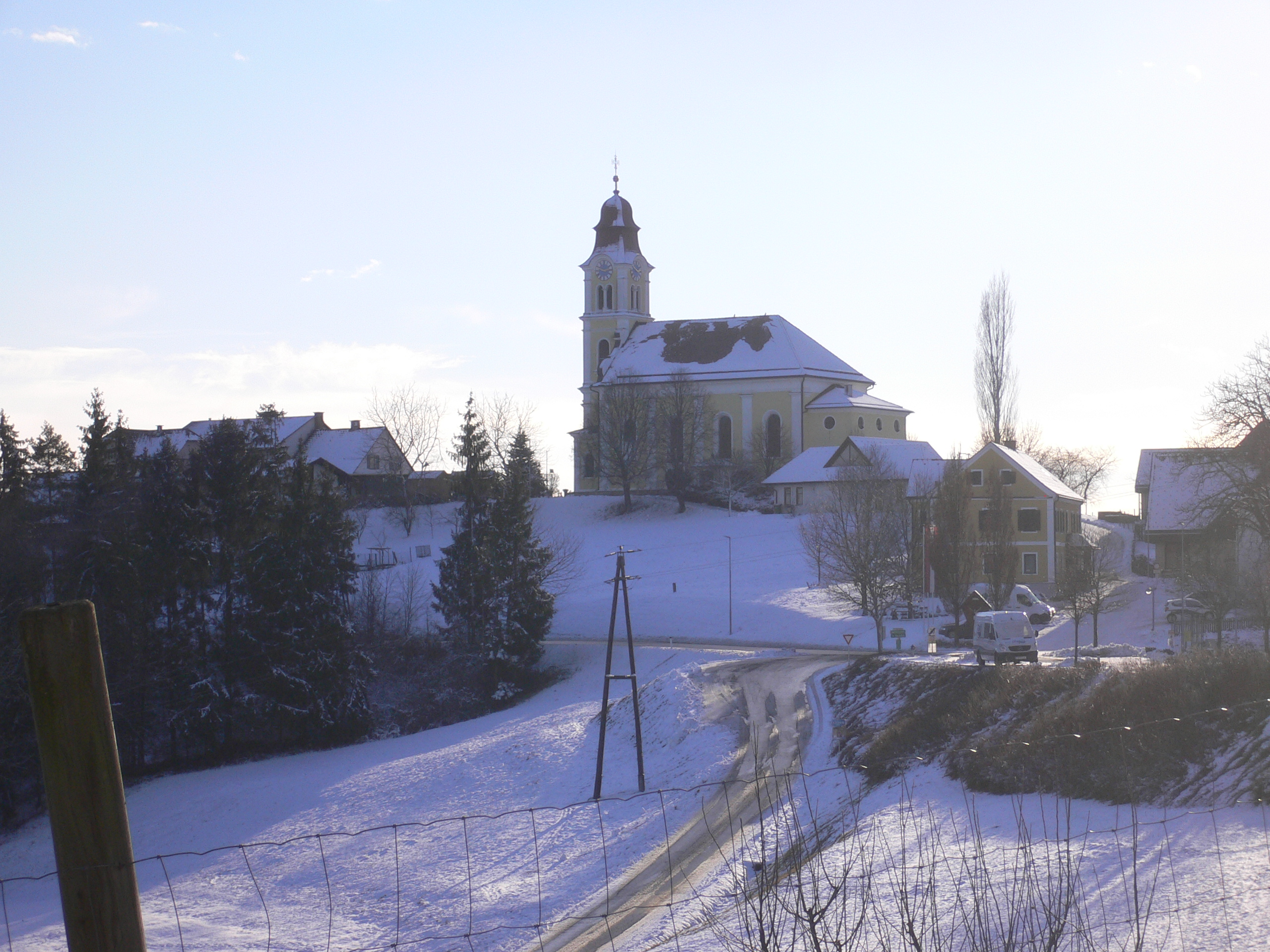 Eine Kirche im Schnee in der Region mittleres Raabtal.