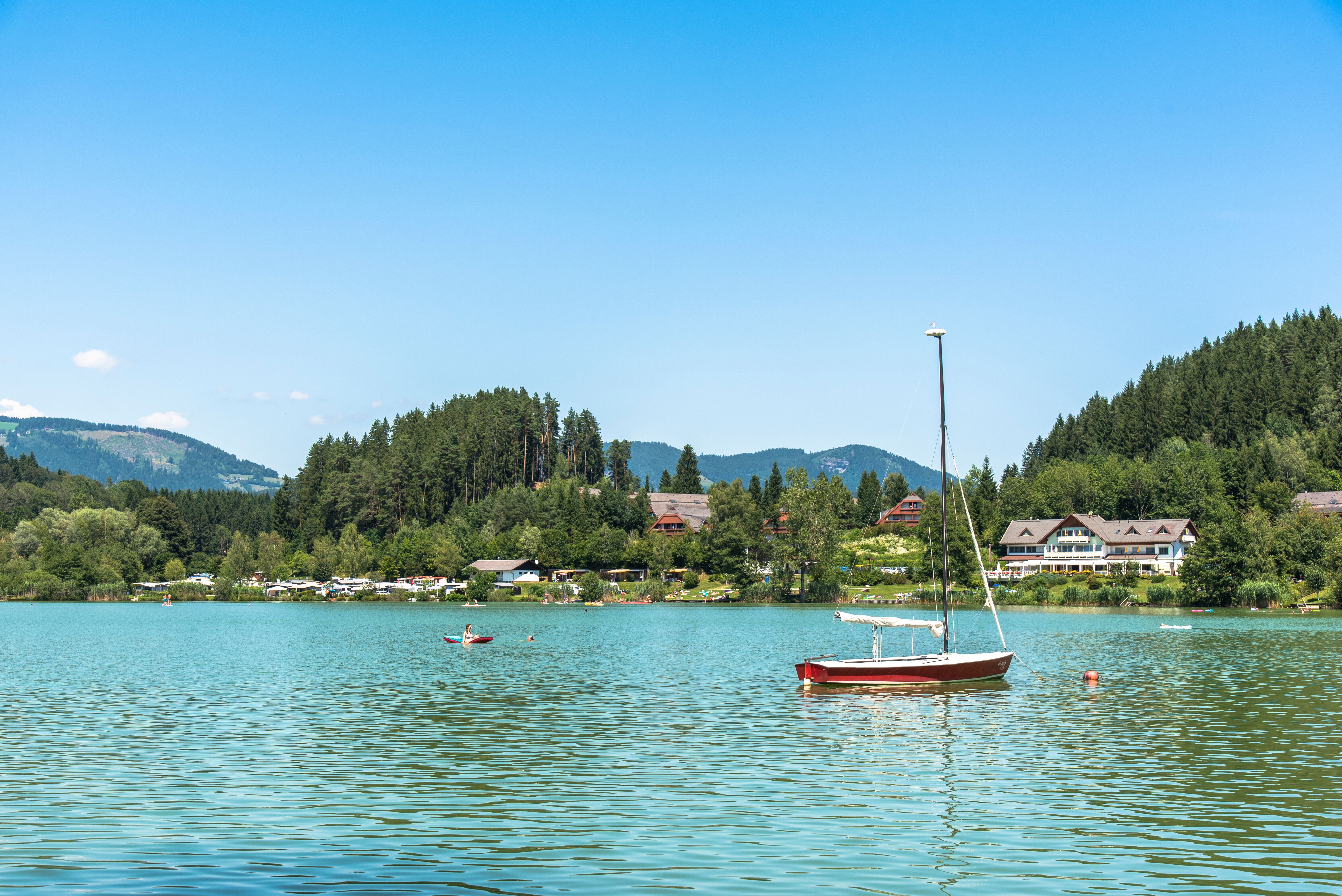 Landschaftsfoto mit Seeblick und Segelboot