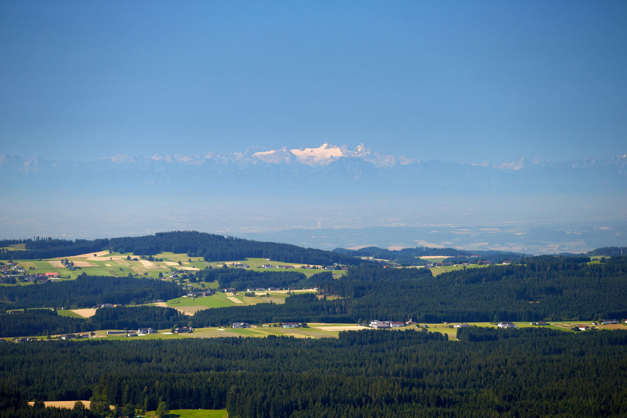 Ausblick über die Region mit Gebirge im Hintergrund